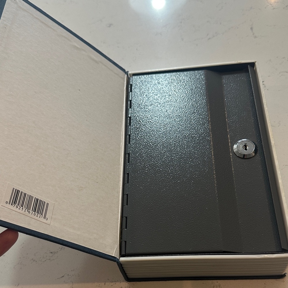 Secret Book Safe with Key Lock - Picture 4 of 7